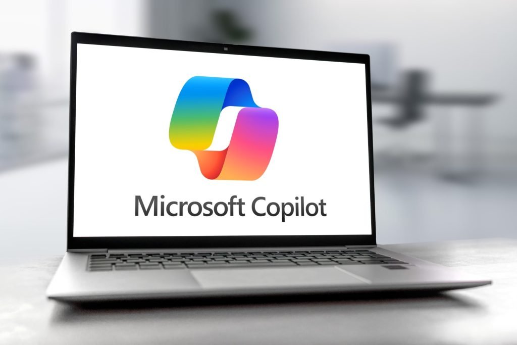Un nou tip de atac cibernetic, denumit „Reprompt”, a fost descoperit recent în lumea securității informatice, urmând să determine companiile și utilizatorii să își reevalueze modul în care interacționează cu instrumentele AI integrate în fluxul lor zilnic de activități