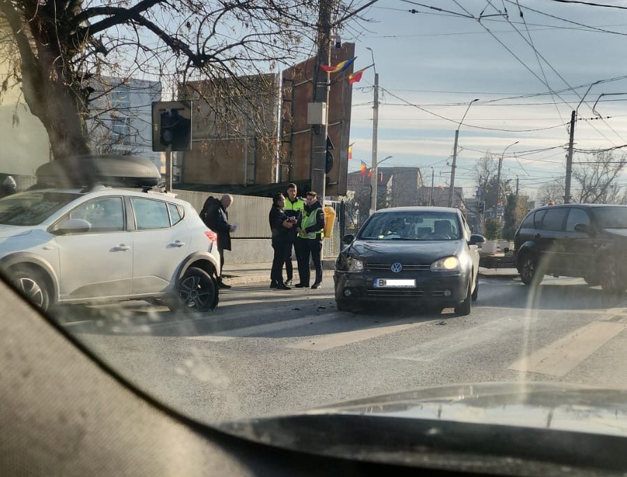 Intersecție de coșmar în București: semafoarele vechi și accidentele frecvente din zona Șoseaua Alexandriei Intersecția dificilă de la Şoseaua Alexandriei, Strada Antiaeriană și Șoseaua București-Măgurele s-a transformat, de-a lungul anilor, într-un punct critic al traficului din Capitală