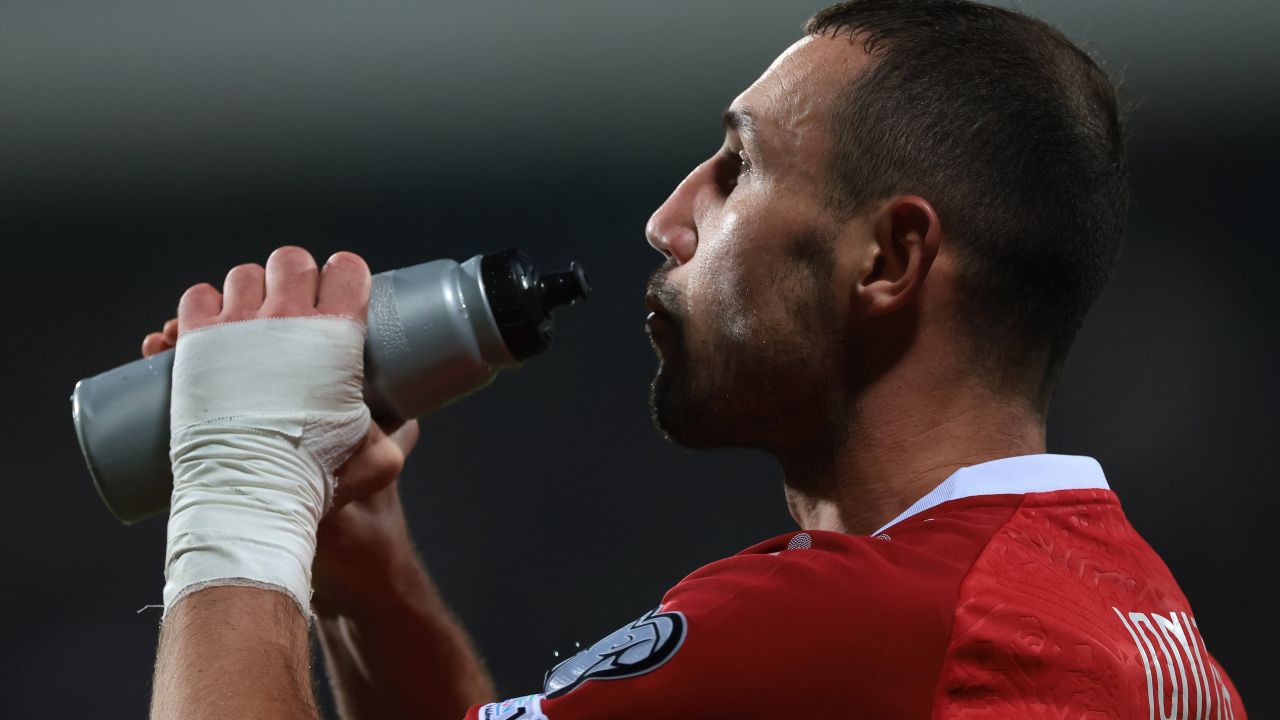 Ionita Artur, 210 meciuri în Serie A: Un drum plin de fapte și realizări Ionita Artur, un nume deja cunoscut pe terenurile din Italia, ajunge la un număr impresionant de 210 meciuri în Serie A, competiția de elită a fotbalului italian