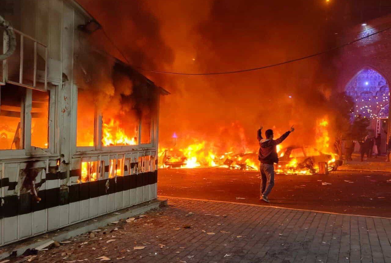 Iranul escaladează protestele: zeci de morți și un val de opoziție în ciuda represiunii dure Teheran – Mii de iranieni au ieșit din nou în stradă sâmbătă seara, marcând a doua săptămână de proteste fulgerătoare ce au tulburat în mod profund stabilitatea regimului islamic din Iran