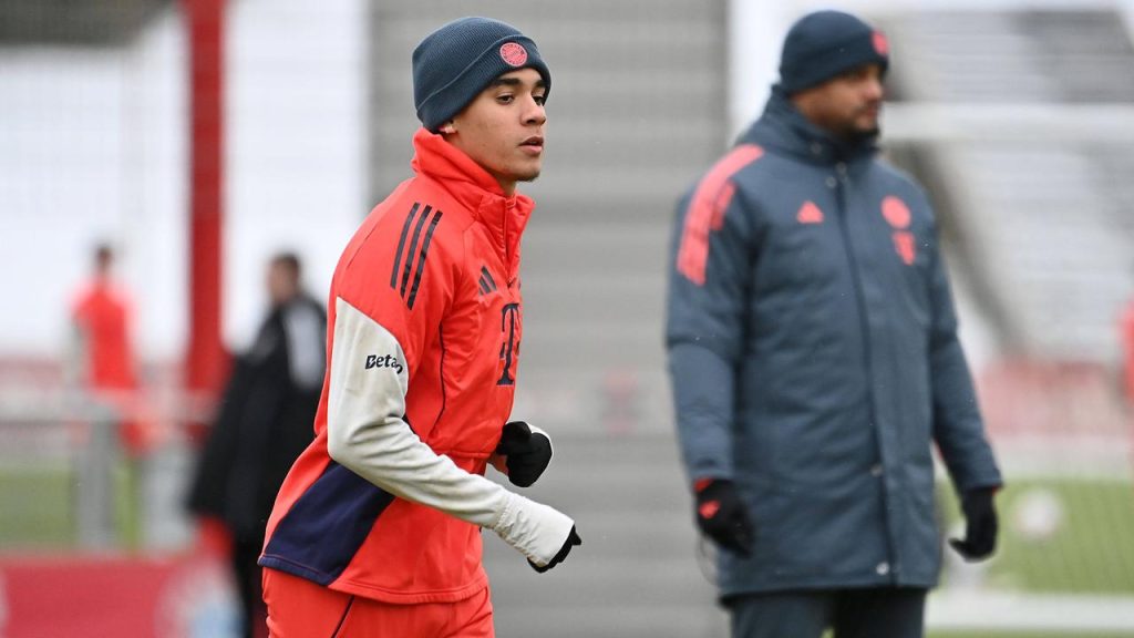 Jamal Musiala revine pe teren după o perioadă îndelungată de recuperare Jamal Musiala, starul echipei Bayern München, este pe punctul de a reveni pe teren după o accidentare gravă, suferită în vara trecută