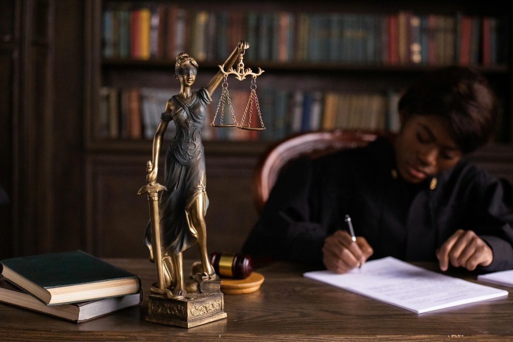 Protecția procurorilor sau blocajul justiției? Cazul Laura Deriuș ridică semne de întrebare asupra influenței CSM Suspiciuni legate de interferența decisivă a instanțelor în activitatea procurorilor au fost evacuate la suprafață după declarațiile recente ale Laurei Deriuș, fostă procuror la Parchetul de pe lângă Judecătoria Sector 1, ce a fost nevoit să își părăsească funcția în mod abrupt