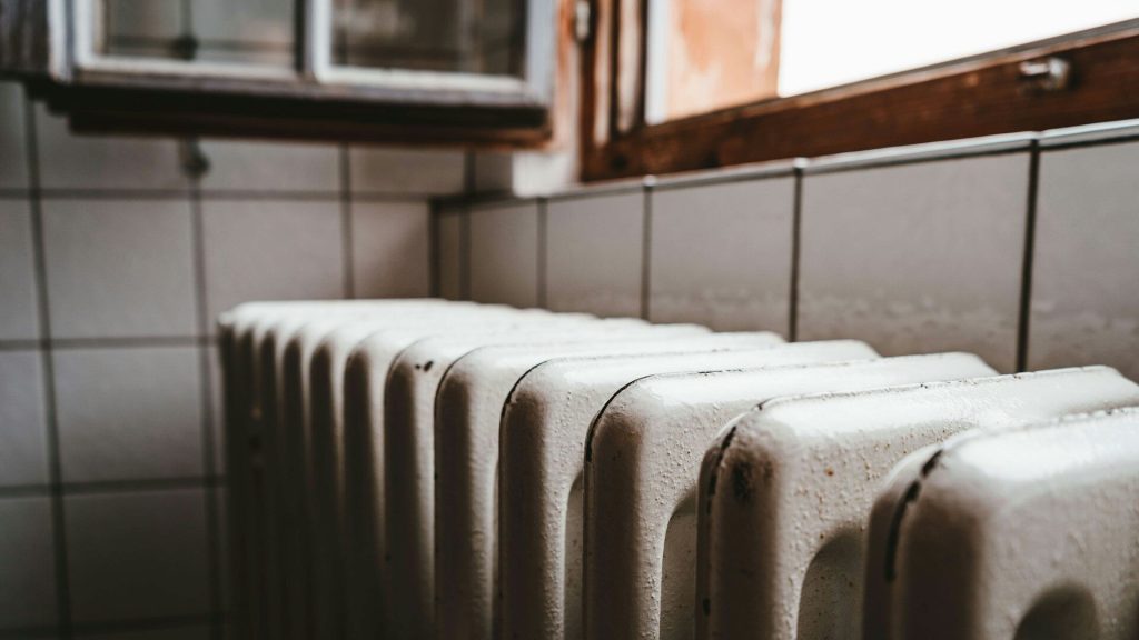 Problemele frecvente cu sistemul de termoficare din București, care au lăsat mii de locuințe fără apă caldă și căldură în această iarnă, continuă să alarmeze și să îngrijoreze proprietarii de apartamente din Capitală