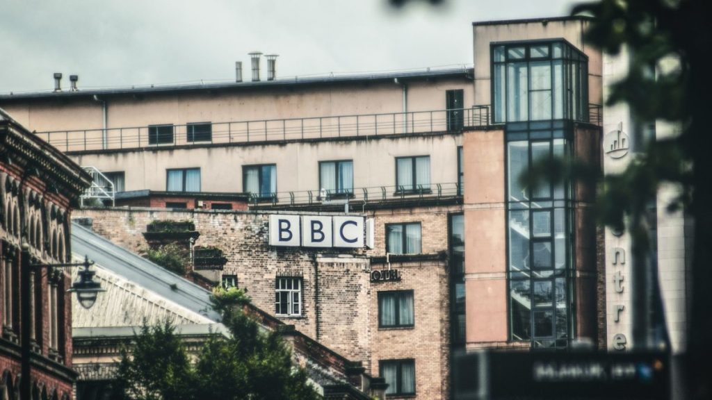 BBC, criticată după încălcarea intimității unei familii israeliene în contextul conflictului din Gaza Controversă majoră în media occidentală după ce BBC a plătit 28.000 de lire sterline, echivalentul a aproape 38.000 de dolari, unei familii din Israel pentru o fotografiere neautorizată a casei lor