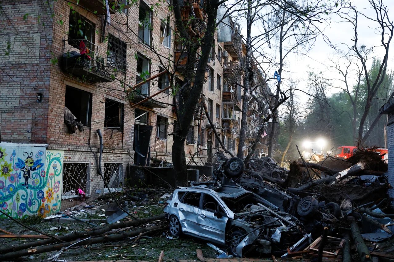 Kievul, din nou în întuneric și frig din cauza atacurilor rusești asupra infrastructurii energetice Marți, capitala Ucrainei s-a confruntat cu o nouă criză majoră, fiind afectată de un atac masiv asupra infrastructurii energetice, care a lăsat o mare parte a orașului fără electricitate, apă caldă și încălzire