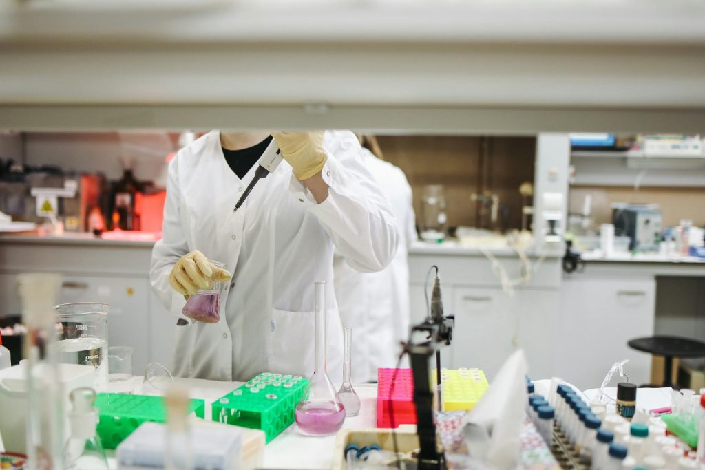 Un nou pas în lupta împotriva cancerului: un medicament experimental promite rezultate spectaculoase în teste pe animale Cercetătorii maghiari au făcut un anunț care ar putea revoluționa tratamentul oncologic: un medicament experimental numit LiPyDau a dat rezultate extrem de promițătoare în studiile realizate pe animale, deschizând astfel calea către pacienți umani în anii următori