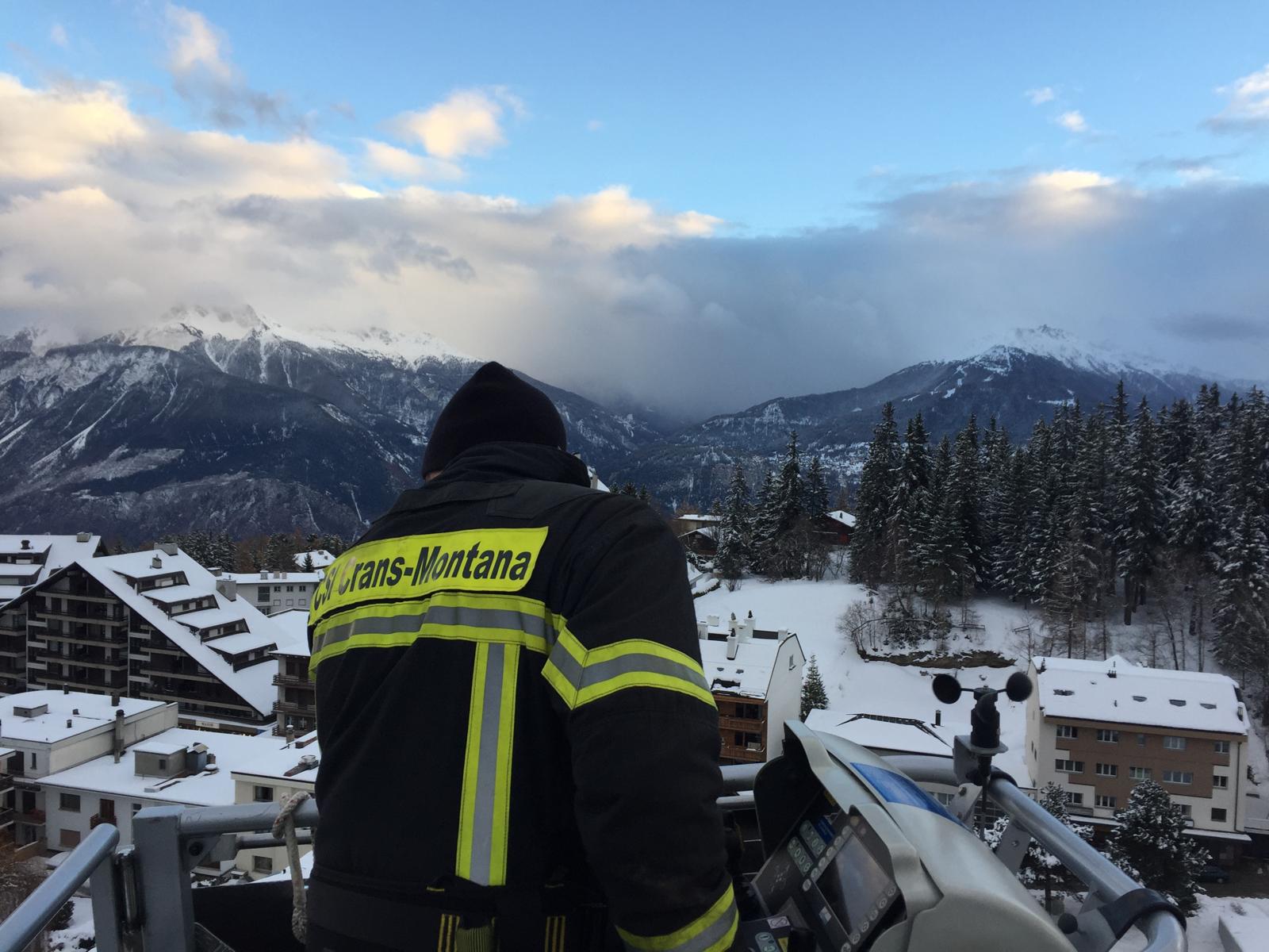 Român din Crans-Montana a intervenit în incendiul de la barul Constellation: oameni cu hainele arse, evacuare dificilă pe scară abruptă