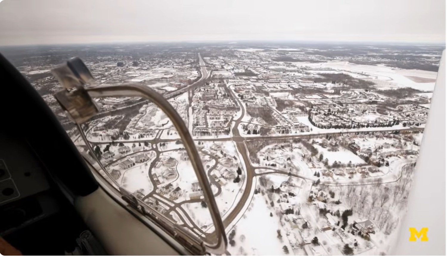 Inovație în siguranța transporturilor: Tehnologia revoluționară de detectare a gheții, de la avioane la șosele Gheața de pe drumuri și din aer reprezintă un pericol major care provoacă anual aproape 20% dintre accidentele rutiere și circa 10% dintre accidentele fatale ale transportatorilor aerieni