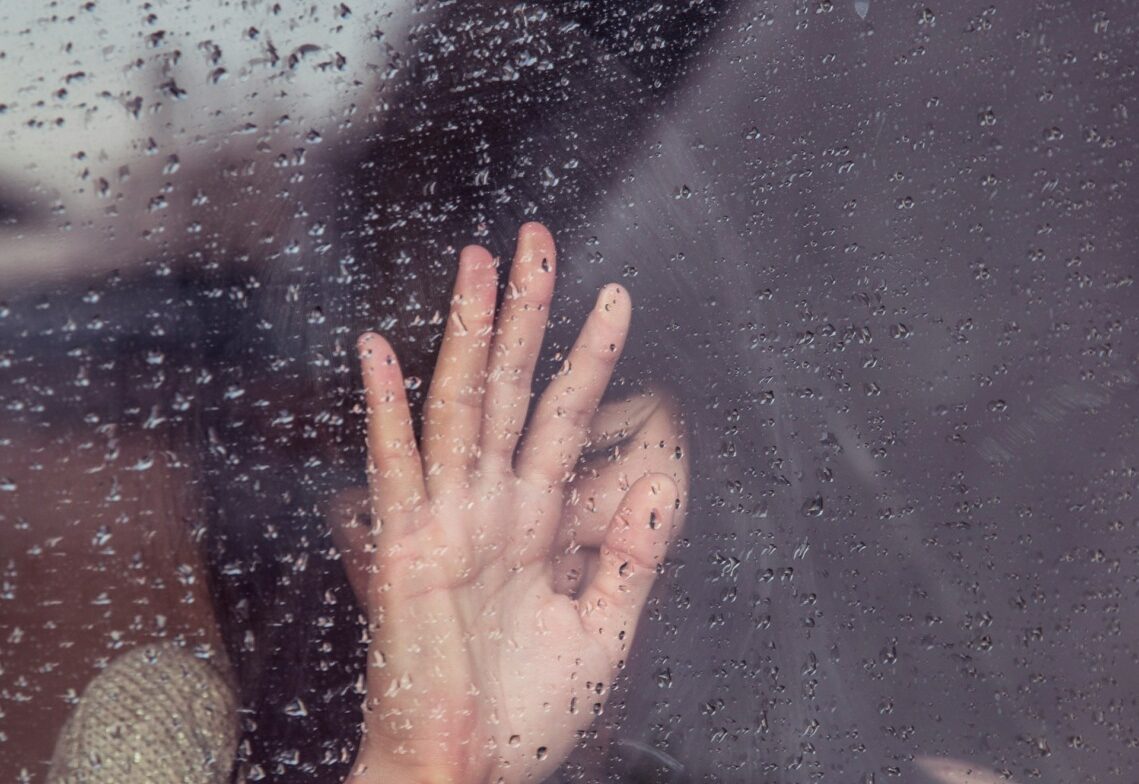 Un bărbat în vârstă de 54 de ani, din Orăştie, este cercetat de autorități după ce a fost reținut pentru suspiciunea de agresiune sexuală asupra unei fetițe de doar 12 ani