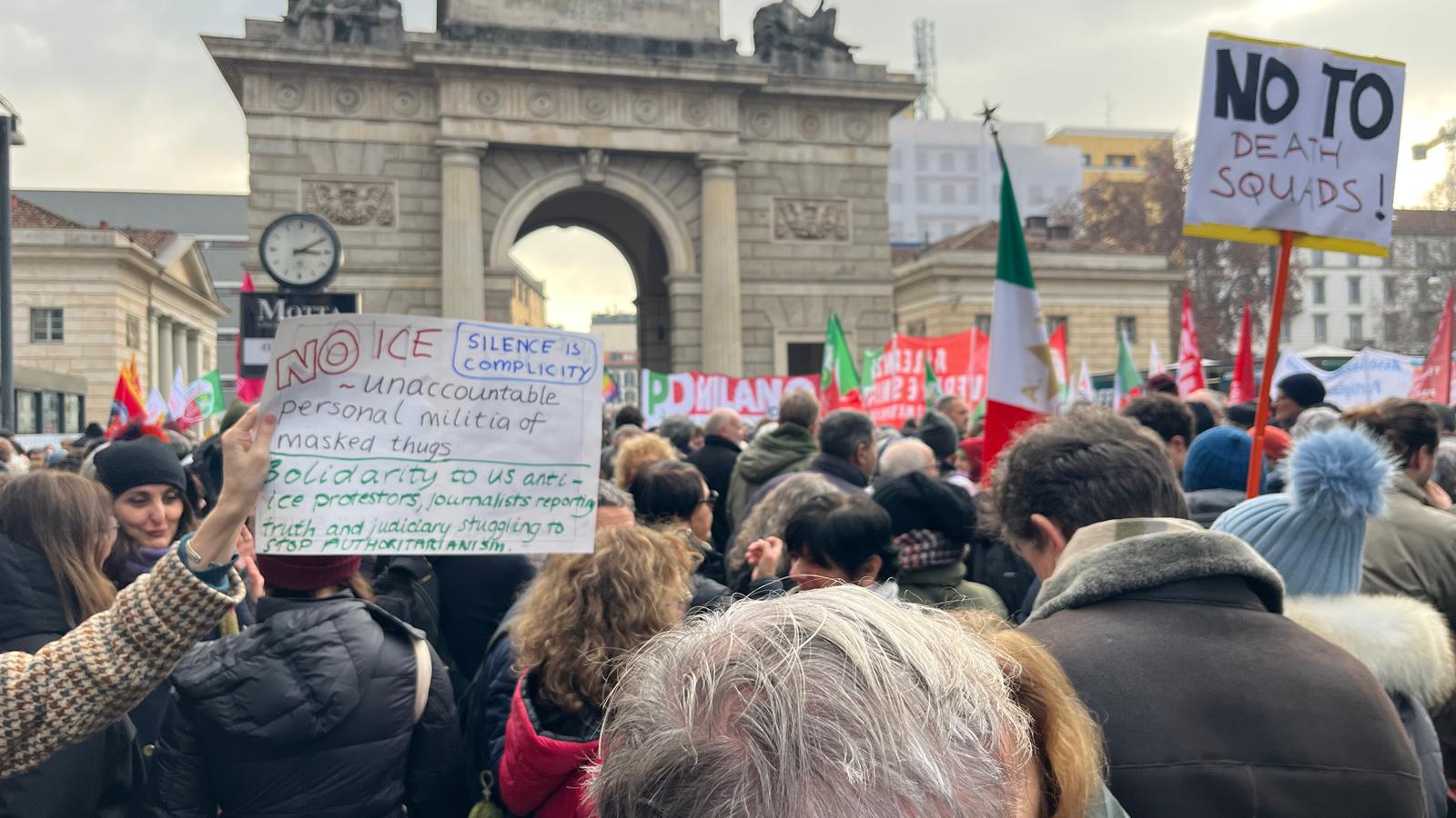 Sute de persoane s-au adunat sâmbătă în centrul orașului Milano pentru a manifesta împotriva prezenței agenților Serviciului pentru Imigrație și Vamă din Statele Unite (ICE) în timpul desfășurării Jocurilor Olimpice de Iarnă, eveniment ce a atras deja atenția internațională