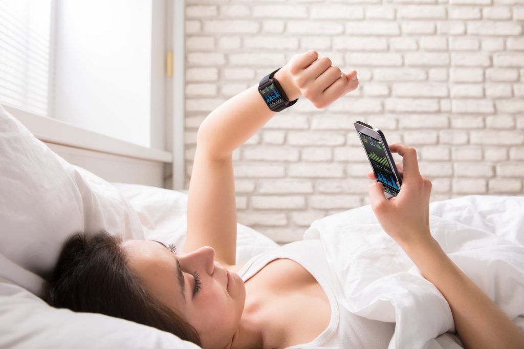 În era tehnologiei, monitorizarea somnului a devenit mai accesibilă și mai populară ca niciodată, odată cu apariția ceasurilor inteligente, brățărilor fitness și aplicațiilor mobile