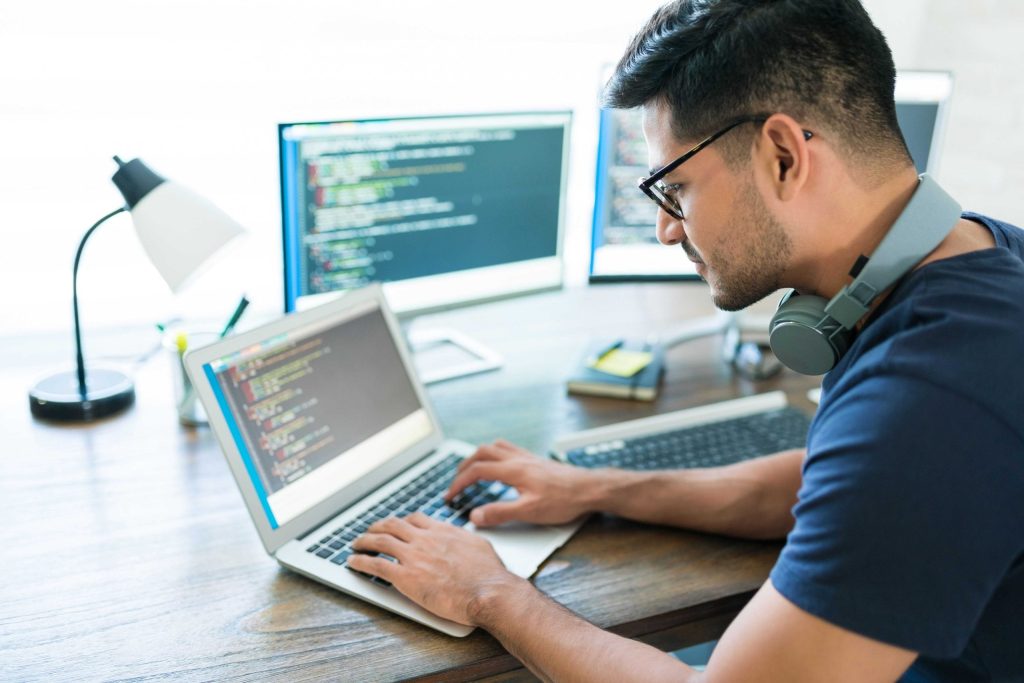 Generația startup-urilor: când cea mai mare resursă devine timpul și relațiile devin un risc În lumea tech, unde succesul pare măsurat în cifre și ritmul de creștere devine o obsesie, un nou curent începe să schimbe paradigma