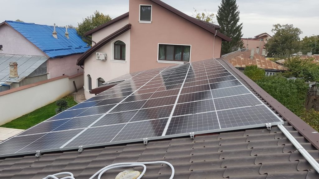 Montarea panourilor solare pe acoperiș nu e nici pe departe un proces atât de simplu pe cât pare inițial