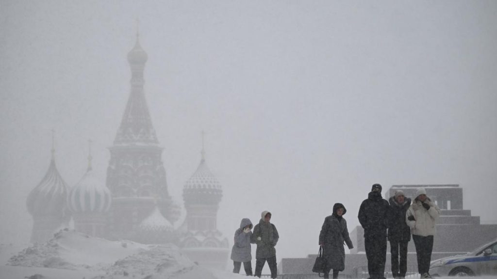 Moscova, sub zăpadă: cele mai abundente ninsori din ultimul secol Moscova se confruntă cu o ninsoare record, care a început în weekend și continuă să provoace haos în capitala rusă