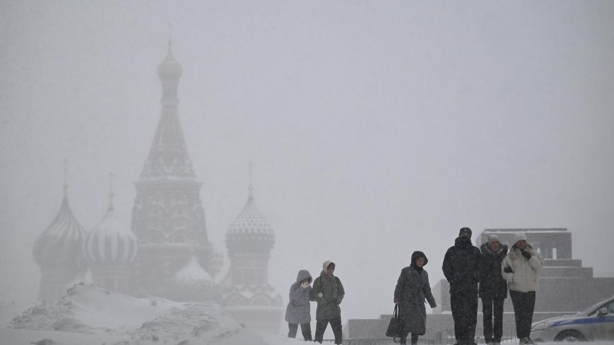 Moscova, sub zăpadă: cele mai abundente ninsori din ultimul secol Moscova se confruntă cu o ninsoare record, care a început în weekend și continuă să provoace haos în capitala rusă