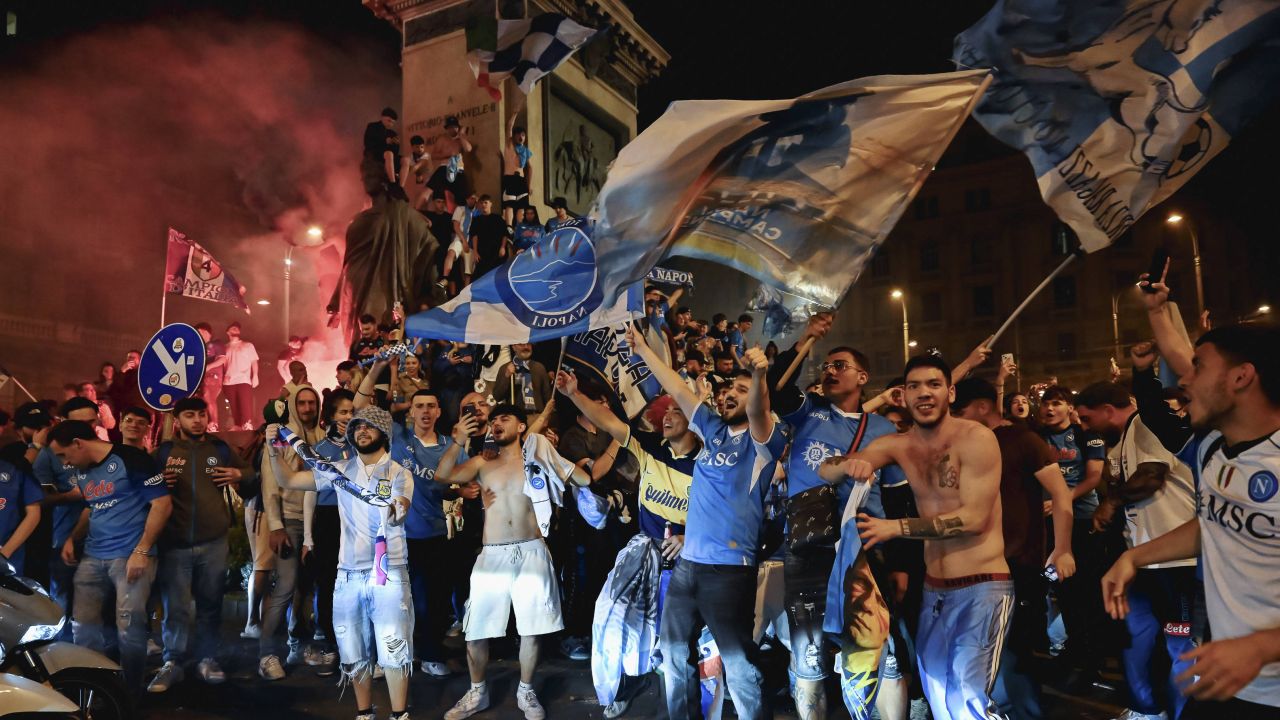 Chelsea îi avertizează pe fani: „Fiți foarte precauți” la Napoli Clubul de fotbal Chelsea a emis un avertisment adresat suporterilor săi, recomandându-le să fie „foarte precauți” în deplasarea la Napoli