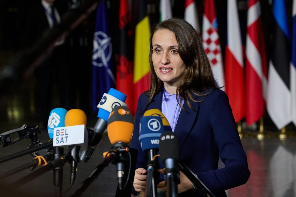 Ministrul de Externe al României reafirmă suveranitatea națională în fața provocărilor internaționale La doar câteva zile după participarea la Forumul Economic Mondial de la Davos, ministrul de Externe al României, Oana Ţoiu, a reafirmat viziunea fermă a țării privind integritatea teritorială și suveranitatea națională