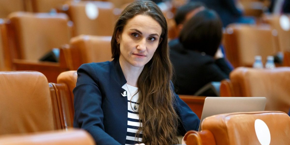 oana-toiu-usr-parlament-e1657040805130.jpg - StiriAlese