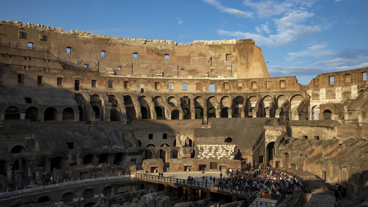 Pasajul secret al Colosseumului, deschis publicului după restaurări ample Roma a deschis în sfârșit coridorul imperial secret al Colosseumului, un spațiu istoric deosebit de fascinant, care a fost accesibil recent vizitatorilor datorită unei ample lucrări de restaurare