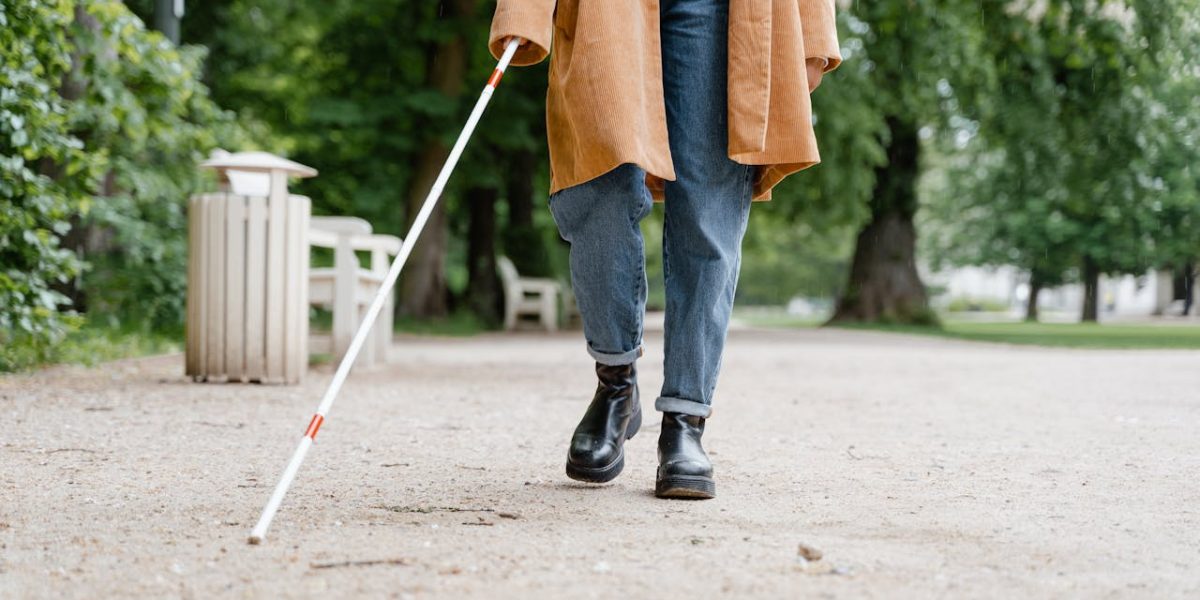 persoana-nevazatoare-deficienta-de-vedere-orb-baston-alb.jpg - StiriAlese