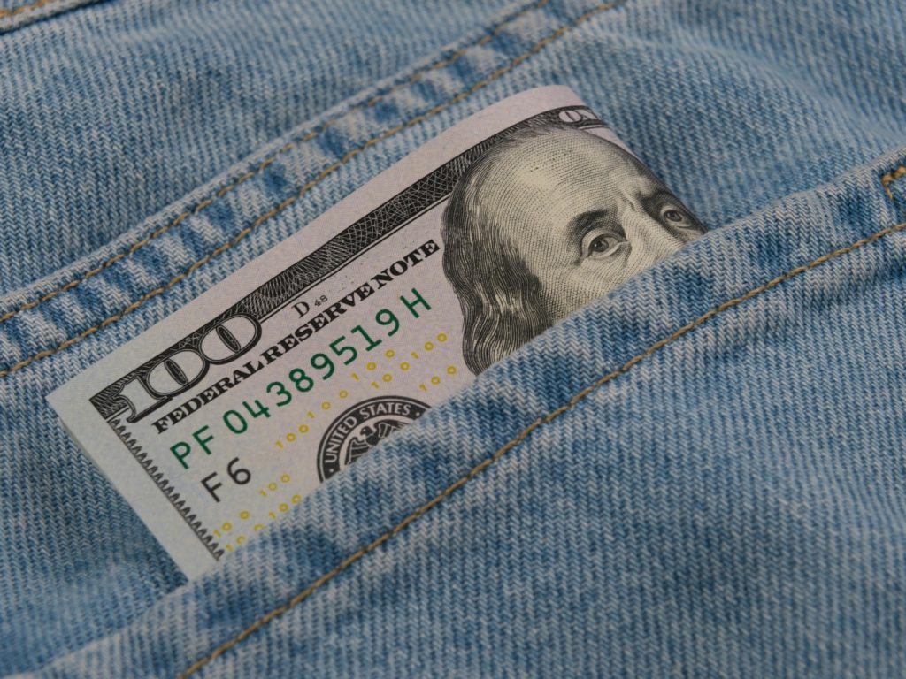 Președintele Donald Trump a graţiat pentru a doua oară o femeie condamnată pentru fraudă, în ciuda recidivelor Donald Trump, fostul președinte al Statelor Unite, a folosit încă o dată prerogativa de a acorda grațieri, decizie care a stârnit controverse considerabile