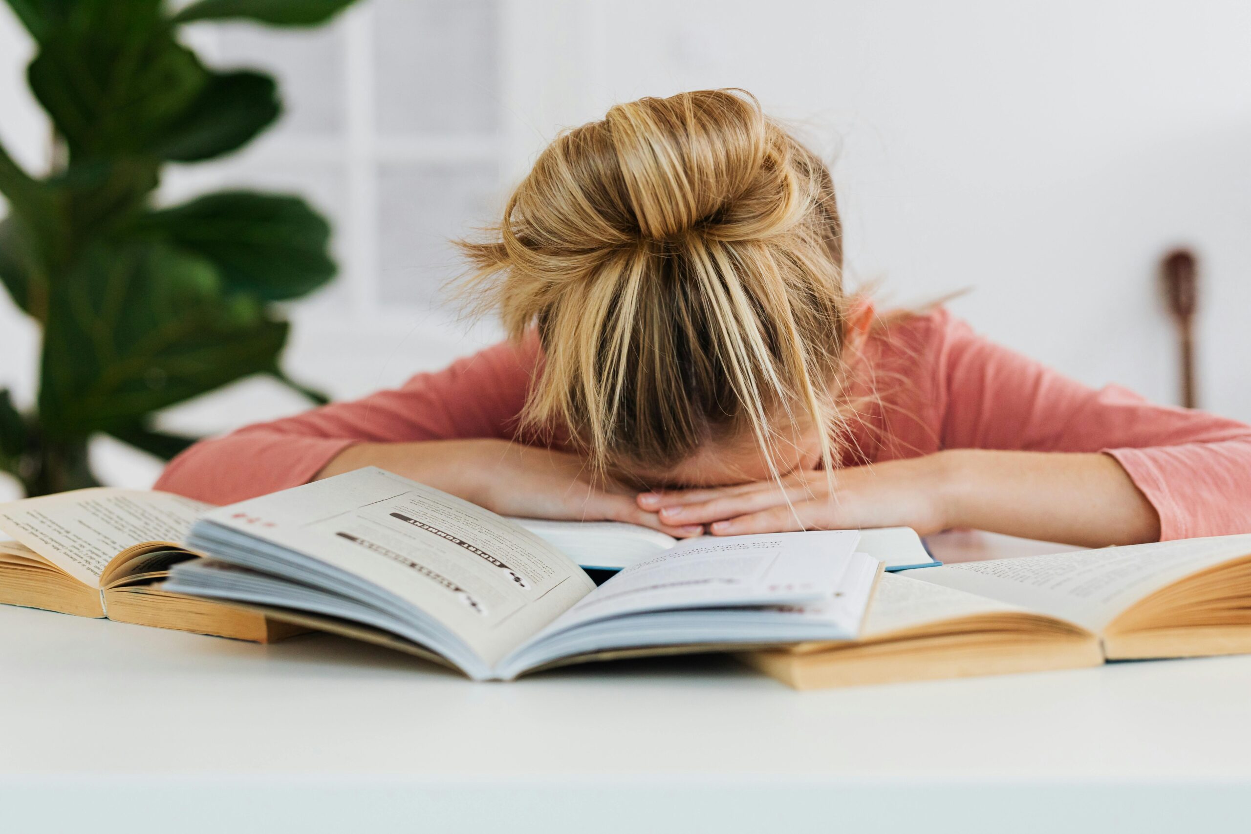 Procrastinarea, dușmanul invizibil al productivității Este o experiență universală: aproape toți am pus deoparte o sarcină importantă, convinsi fiind că mai avem timp, doar pentru ca, apoi, să ne trezim cu un termen-limită aproape, și cu sentimentul de a fi amânat prea mult