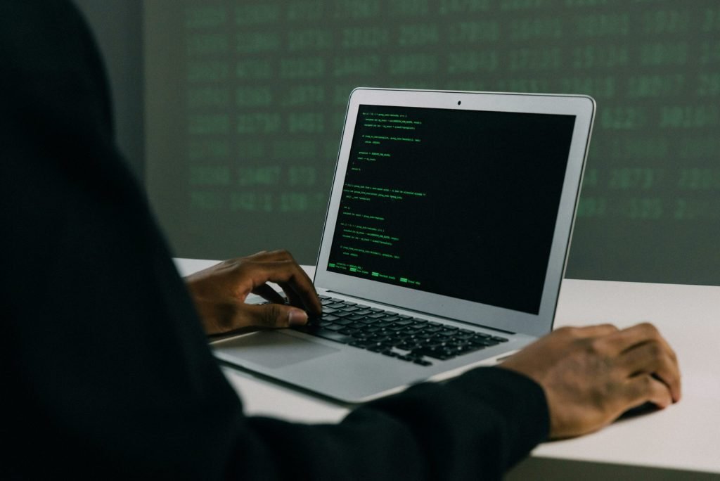 Rețele internaționale de fraudă sub semnul sclaviei moderne: cazul unui afacerist chinez trădat de crima organizată Amenințarea fraudelor online a devenit, în ultimii ani, o realitate care nu mai poate fi ignorată