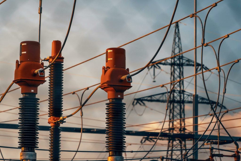 Operatorii de sistem electric din Statele Unite avertizează că creșterea accelerată a cererii pentru energie electrică, generată de centrele de date dedicate inteligenței artificiale, ar putea duce la pene de curent programate în perioadele de vreme extremă