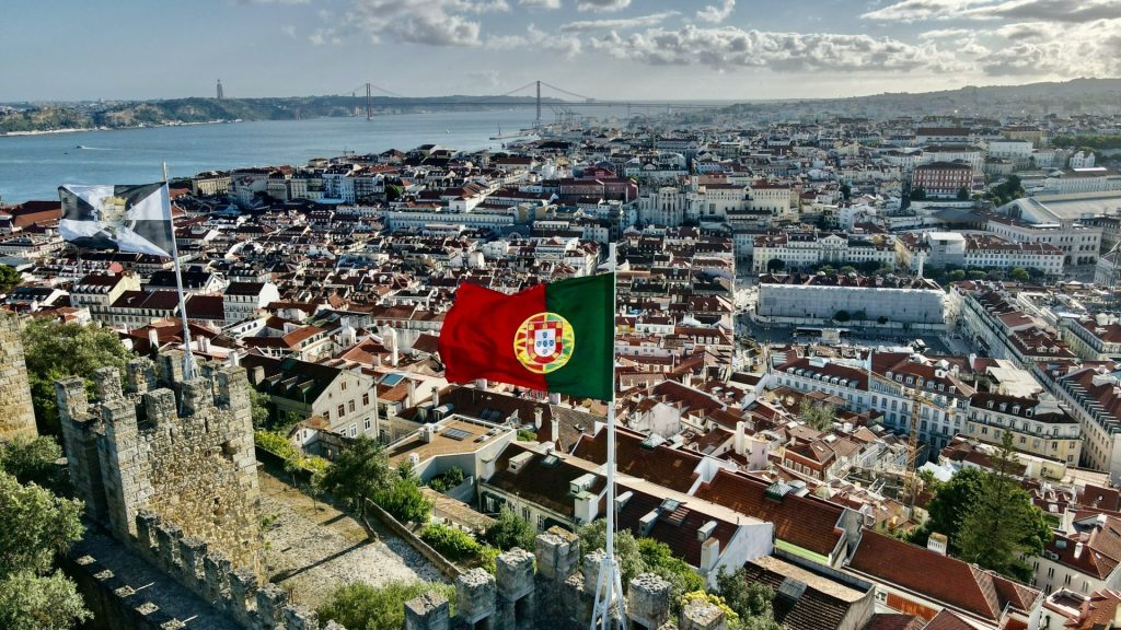 Candidat socialist câștigă primul tur al prezidențialelor din Portugalia, va face duel cu extremistu’ de dreapta de la Chega