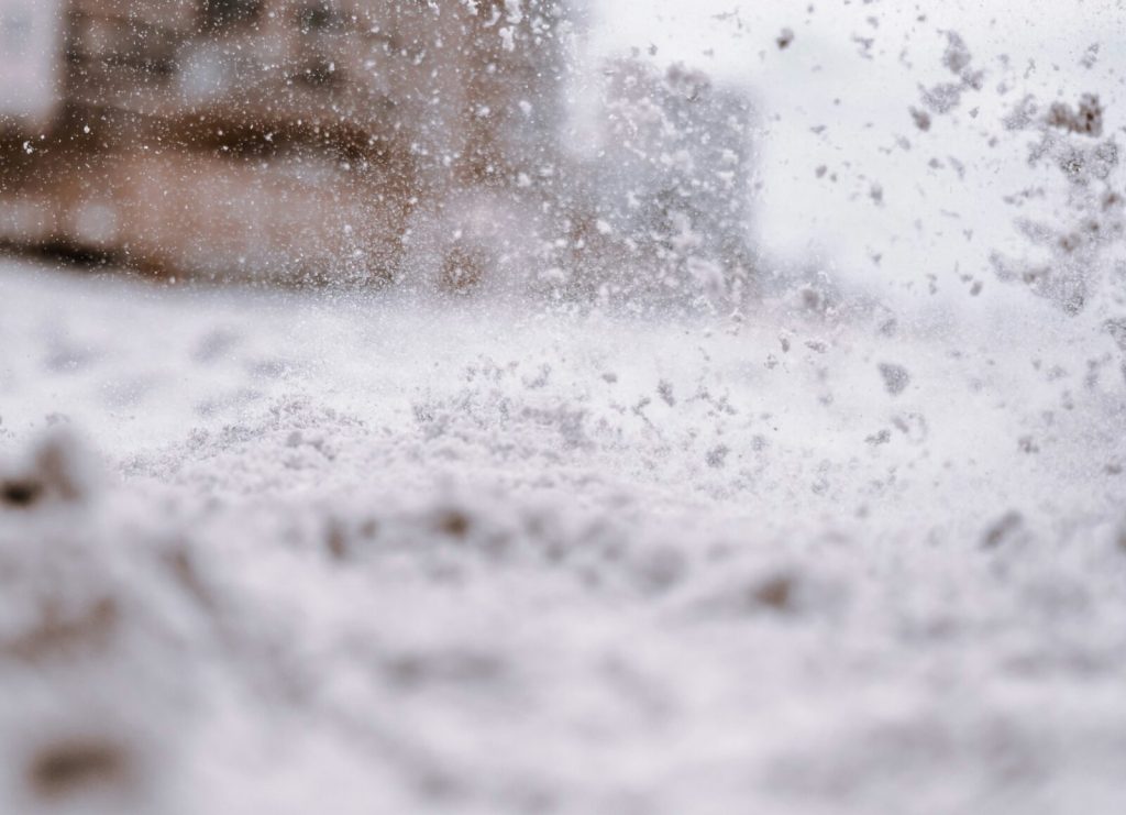 Val de frig extrem ce se instalează în București, aducând ninsori și temperaturi negative până marți dimineața Capitala se pregătește pentru un val de frig extrem, cu temperaturi care vor coborî semnificativ și precipitații în formă de ninsoare și lapoviță