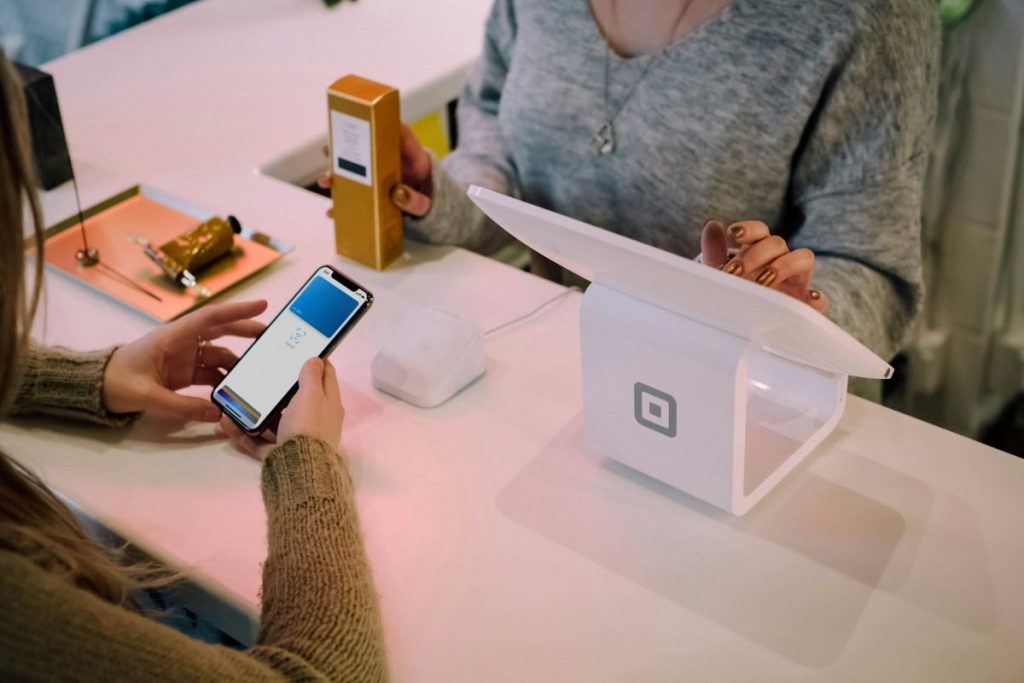 Plățile contactless, în vizorul experților: vulnerabilități care pun în pericol securitatea banilor utilizatorilor În era digitală, plățile contactless au devenit norma pentru milioane de români, odată cu avansul tehnologiei NFC care permite efectuarea rapidă și comodă a tranzacțiilor financiare