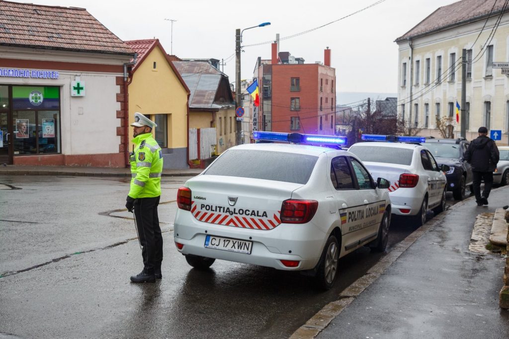 Nicușor Dan a promulgat recent o lege care permite polițiștilor locali să utilizeze camere foto-video și audio portabile în timpul executării atribuțiilor de serviciu, o măsură menită să întărească eficiența și transparența intervențiilor în spațiul public