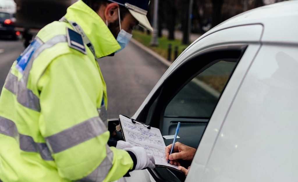 Polițiștii din județul Cluj au fost martorii unui incident șocant la începutul acestei săptămâni, când au oprit în trafic un autoturism înregistrat ca fiind implicat în încălcări grave ale legislației rutiere