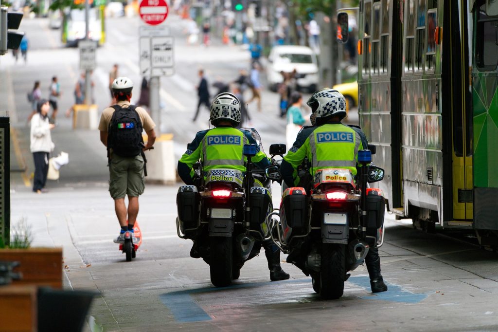 Parlamentul australian a adoptat marți un pachet de măsuri legislative menite să întărească lupta împotriva infracțiunilor motivate de ură și a traficului de arme de foc, într-un context tulbure marcat de atacul antisemit produs în decembrie anul trecut pe celebra plajă Bondi din Sydney