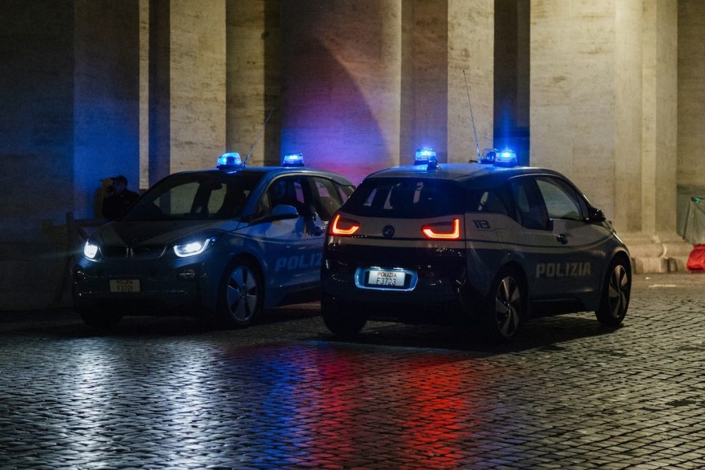 Un tânăr de 20 de ani, de origine nord-africană, a fost împușcat mortal de către polițiști în cartierul Milano Rogoredo, o zonă cunoscută pentru activități ilegale legate de traficul de droguri