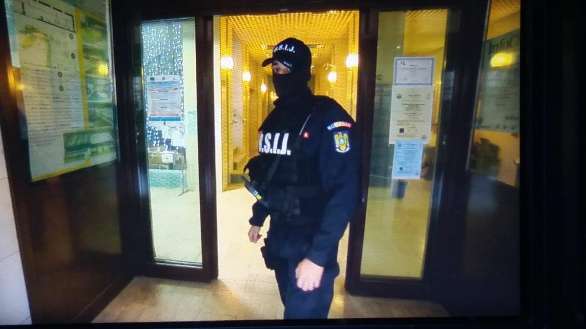 Primarul comunei Izvoarele, reținut pentru acuzații grave de natură penală Un eveniment șocant zguduie acum scena politică și administrativă din județul Giurgiu, după ce procurorii DIICOT au dispus, marți, reținerea pentru 24 de ore a edilului local, Silviu Marius Cazacu, sub acuzația de infracțiuni grave, printre care pornografie infantilă, corupere sexuală a minorilor și influențarea declarațiilor