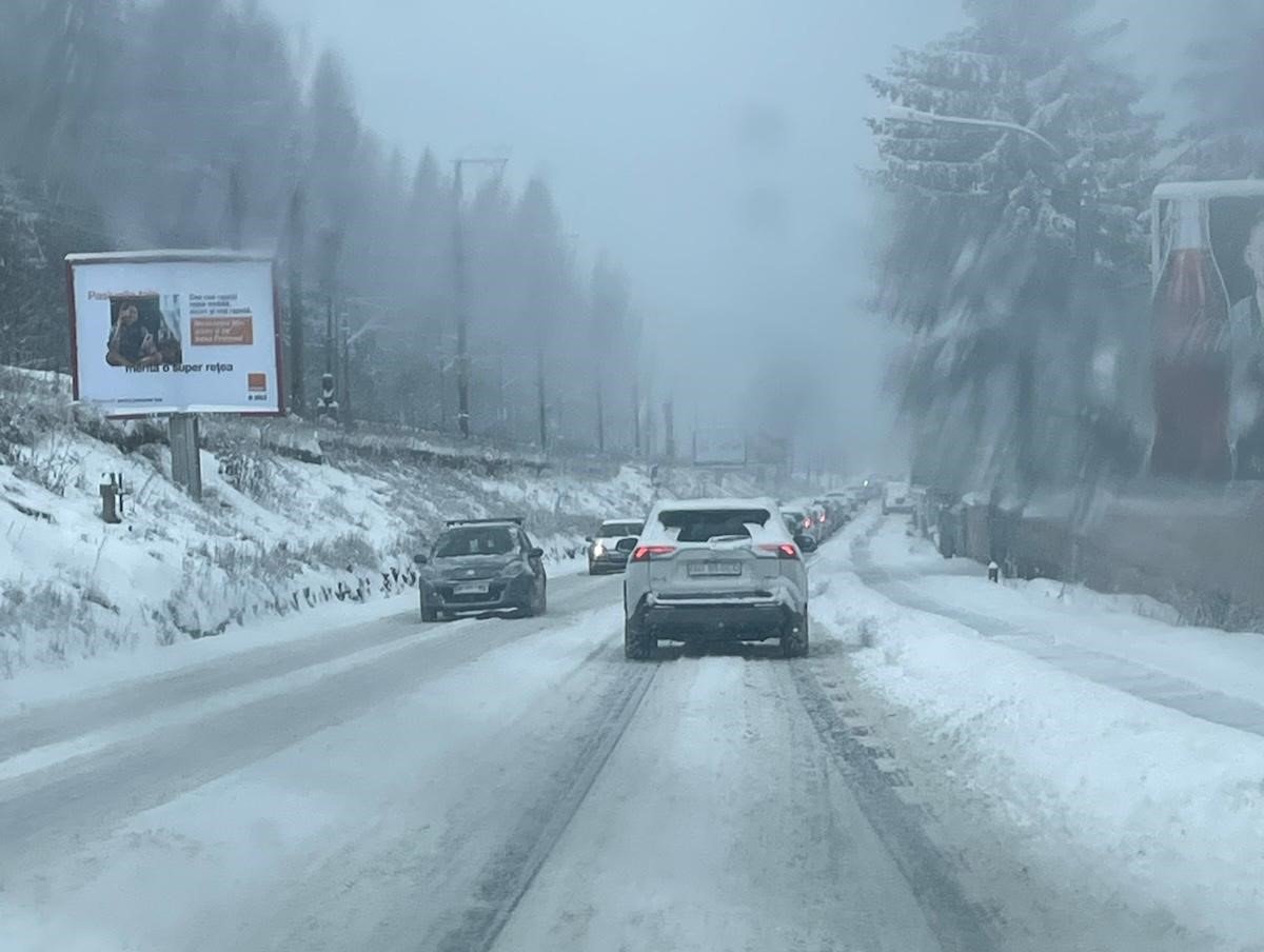 Ninsoarea grea care a acoperit centrul României în noaptea de 3 ianuarie a creat dificultăți semnificative pentru traficul rutier, afectând județele Brașov, Sibiu, Covasna și Harghita, în special zonele de stațiune montană