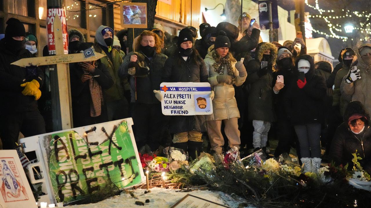 Violentele din Minneapolis: Un american împușcat în timpul unei operațiuni de imigrări Un incident tragic a avut loc în Minneapolis, unde un bărbat de 37 de ani, identificat ca Alex Jeffrey Pretti, a fost împușcat mortal de un ofițer de la agenția federală ICE, în timpul unei operațiuni menită să urmărească imigranții ilegali