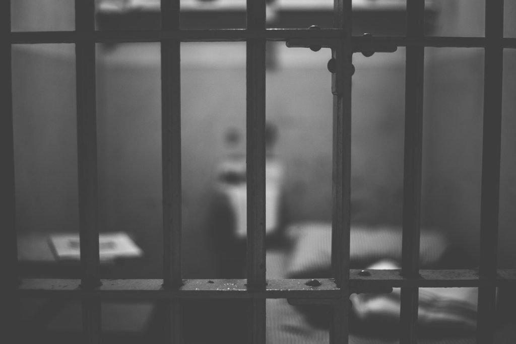 Un bărbat din Bihor, condamnat pentru cruzime față de animale, aflat acum după gratii Un bărbat de 38 de ani, originar din comuna bihoreană Poienii de Jos, a fost încarcerat recent în Penitenciarul Oradea, după ce a fost condamnat pentru cruzime față de animale