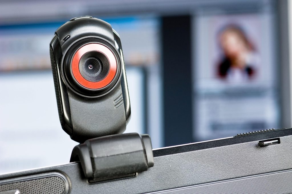 ANAF a descoperit peste 100 de persoane care câștigă din conținut video, majoritatea din domeniul videochat-ului În urmă cu aproape un an, Agenția Națională de Administrare Fiscală (ANAF) a anunțat descoperirea a 103 persoane care obțineau venituri din activități legate de realizarea de conținut video