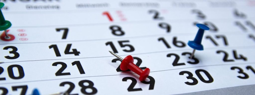 Zilele libere din 2026: Cinci sărbători legale pică în weekend În anul 2026, românii se vor confrunta cu o situație particulară în privința zilelor libere legale, deoarece cinci dintre cele mai importante sărbători vor cădea în weekend