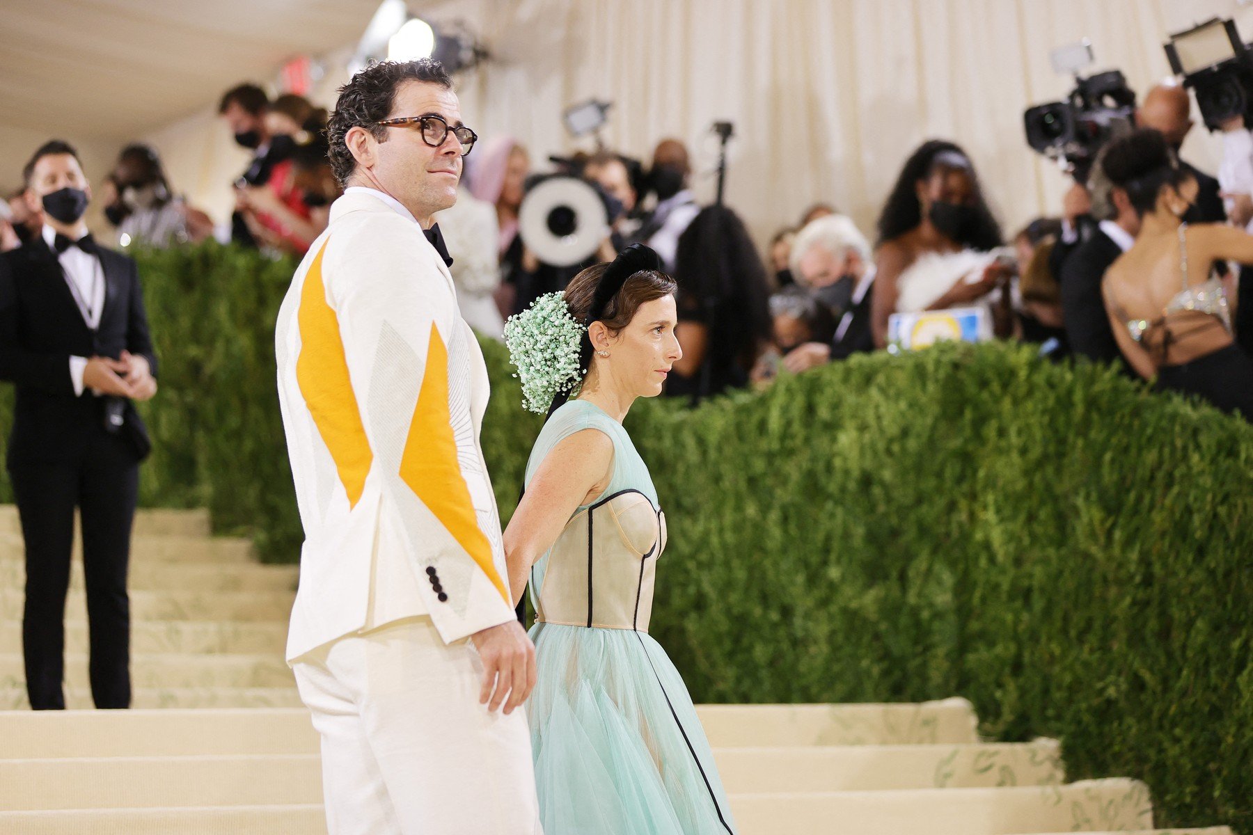 Șeful Instagram, Adam Mosseri, trage un semnal de alarmă asupra transformării radicale a rețelei sociale, după o evoluție ce pare să fi lăsat în urmă faimosul flux de fotografii curate și estetic plăcute, reprezentative pentru perioada de început a platformei