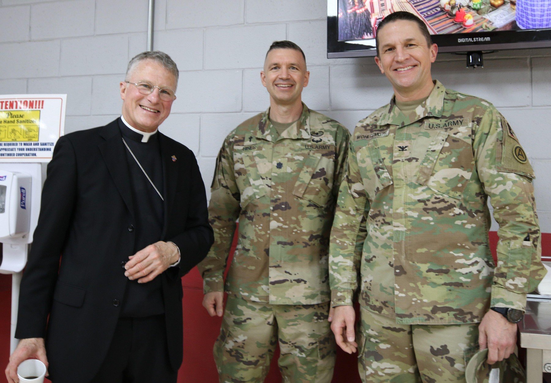 Arhiepiscopul catolic al serviciilor militare din Statele Unite susține că soldații pot refuza respectarea ordinelor care contravin conștiinței lor Într-un context tensionat, în care administrația de la Washington pare să pregătească o serie de acțiuni militare și diplomatice cu potențial impact global, un oficial al Bisericii Catolice din SUA a accentuat un aspect extrem de sensibil: dreptul soldaților de a refuza să execute ordine care le contravin convingerilor morale