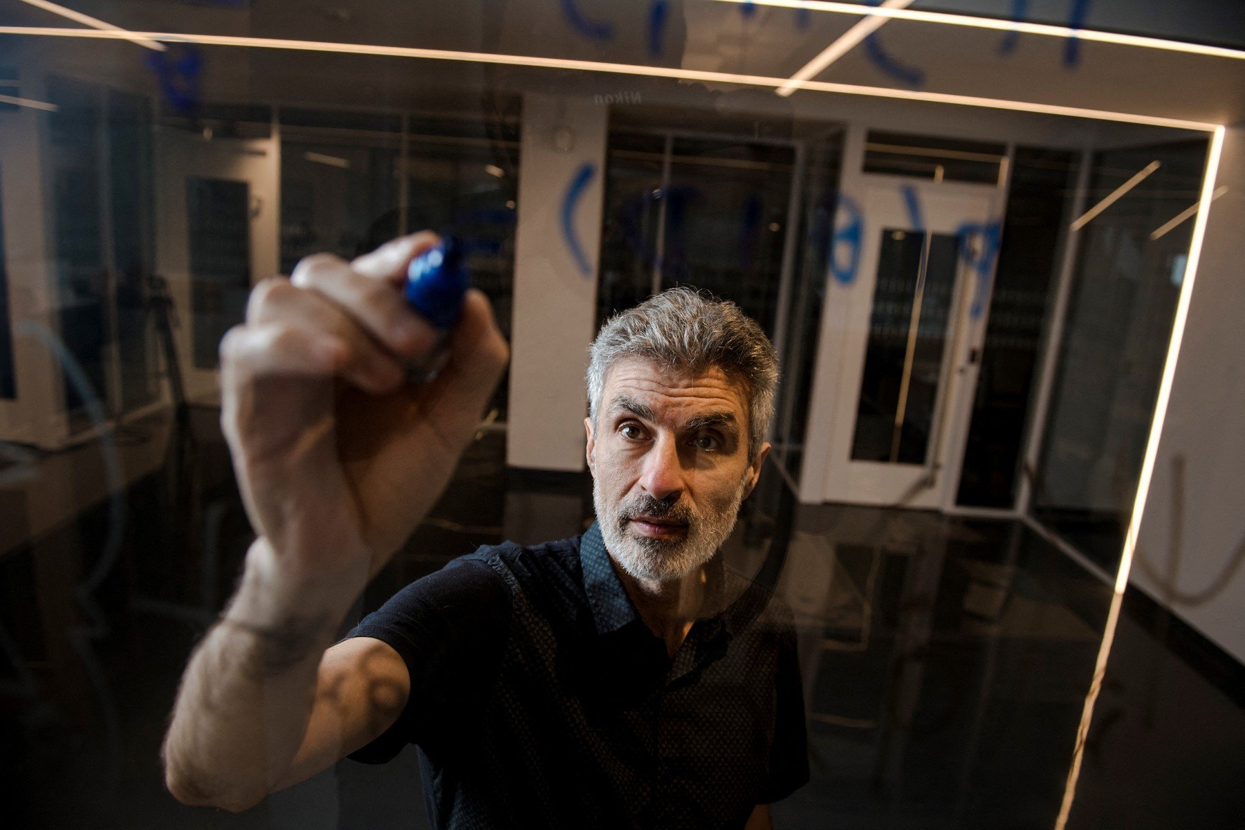 Yoshua Bengio, unul dintre pionierii învățării automate și membri ai celui mai respectat trio de cercetători în domeniul inteligenței artificiale, revine asupra poziției sale și aduce o rază de speranță într-un domeniu adesea perceput ca fiind pe marginea unui dezastru
