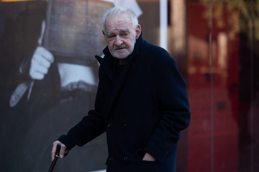 Legendarul regizor maghiar Béla Tarr a murit la 70 de ani Renumitul regizor maghiar Béla Tarr a încetat din viață marți, la vârsta de 70 de ani, confirmând vestea un coleg de breaslă, Bence Fliegauf, într-o declarație pentru agenția MTI, vorbind în numele familiei