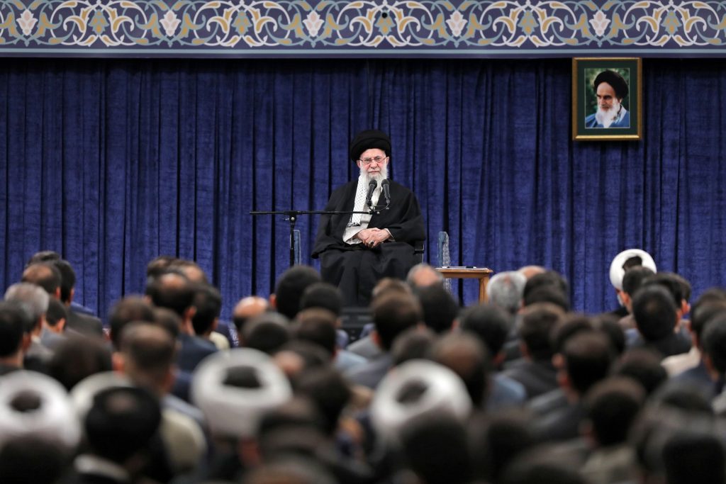 Khamenei recunoaște dificultățile economice din Iran, dar face distincție între proteste și revolte Liderul suprem al Iranului, ayatollahul Ali Khamenei, a făcut recent declarații în care recunoaște problemele economice cu care se confruntă țara sa, însă a insistat asupra faptului că manifestațiile de amploare din ultimele luni nu trebuie confundate cu o revoluție