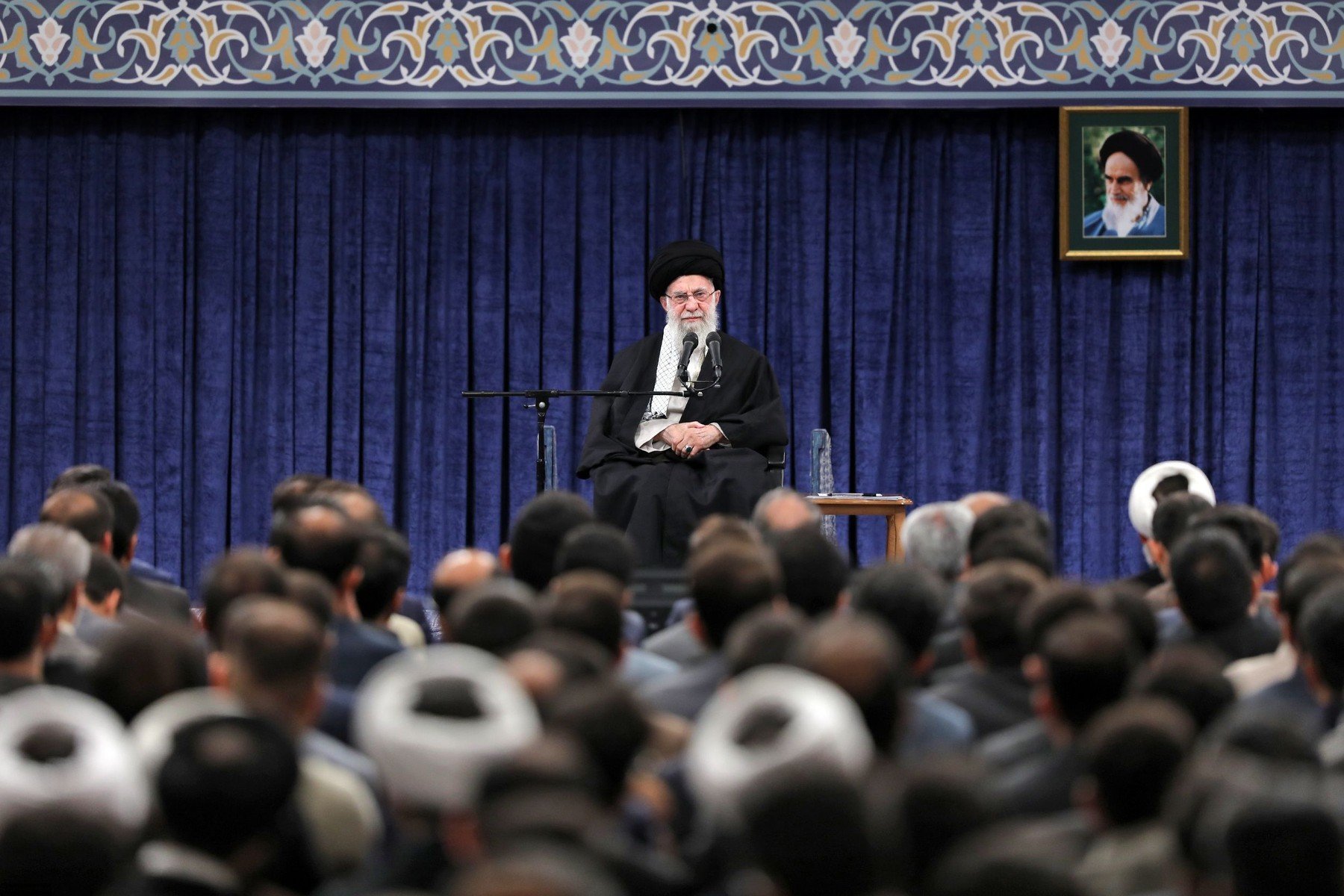 Khamenei recunoaște dificultățile economice din Iran, dar face distincție între proteste și revolte Liderul suprem al Iranului, ayatollahul Ali Khamenei, a făcut recent declarații în care recunoaște problemele economice cu care se confruntă țara sa, însă a insistat asupra faptului că manifestațiile de amploare din ultimele luni nu trebuie confundate cu o revoluție