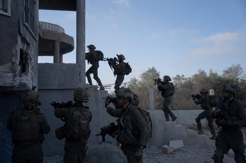Criza psihologică din Israel: creșterea alarmantă a cazurilor de PTSD și sinucideri în rândul militarilor după războiul din Gaza Peste două luni de la conflictul acut declanșat de atacul Hamas asupra sudului Israelului, efectele devastatoare asupra trupelor de apărare devin din ce în ce mai vizibile, afectând nu doar terenul, ci și sănătatea mintală a celor care s-au aflat în linia întâi