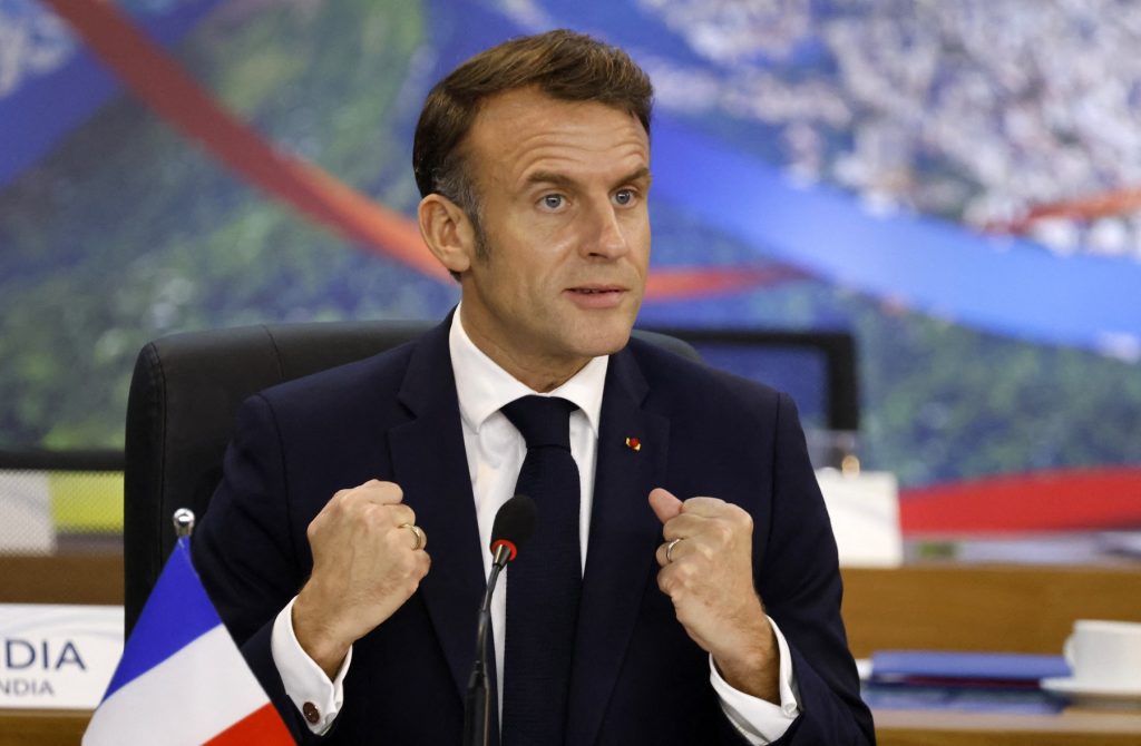 Președintele Franței, Emmanuel Macron, a anunțat sâmbătă, printr-un videoclip publicat pe postul BFMTV, că guvernul francez va implementa procedura accelerată pentru adoptarea proiectului legislativ ce vizează interzicerea rețelelor sociale pentru copiii sub 15 ani