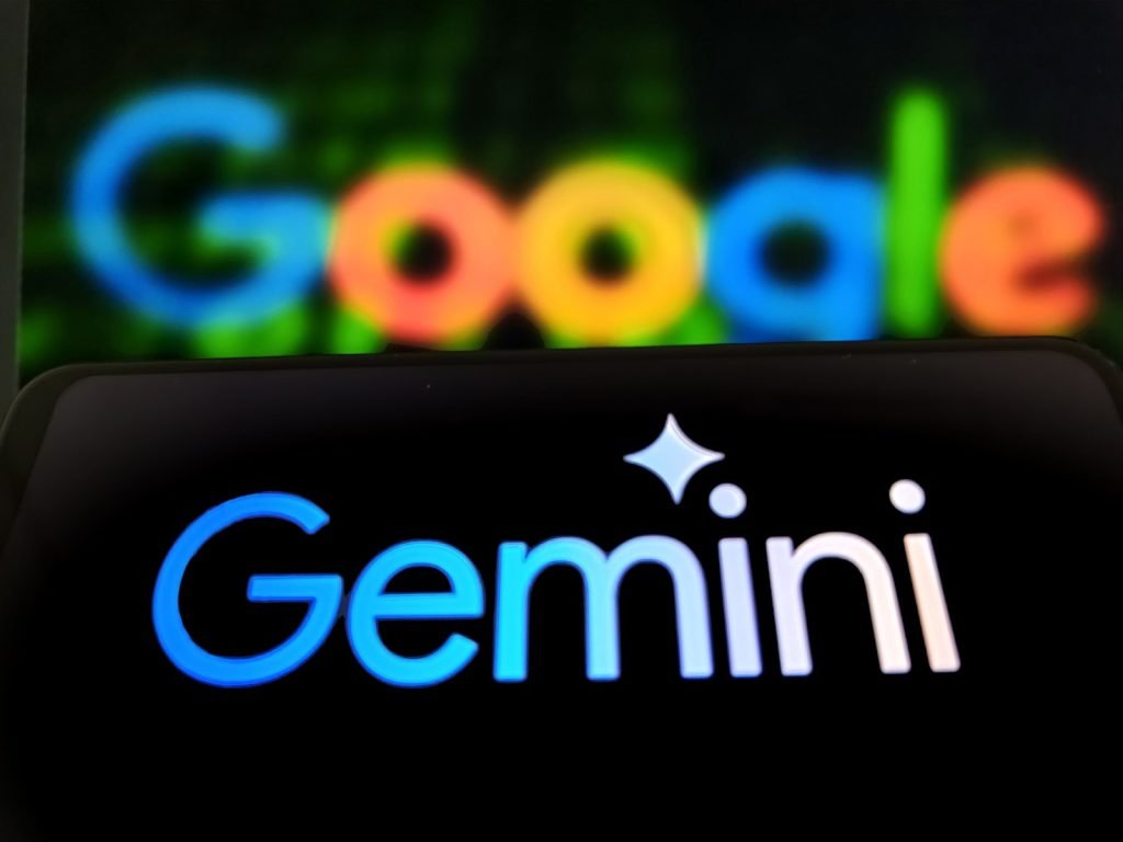 Apple și Google își unesc forțele pentru a revoluționa inteligența artificială în ecosistemele lor Gigantul tech Apple a anunțat recent un parteneriat strategic cu rivala sa de ani de zile, Google, într-un efort de a integra cele mai recente modele de inteligență artificială în produsele și serviciile fiecărei companii
